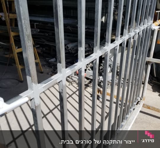 מסגרת מתכת עם סורגים במפעל עבודה